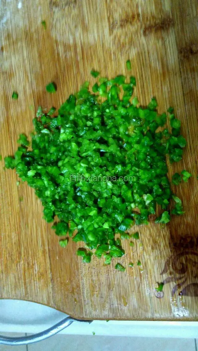 青椒切末备用
