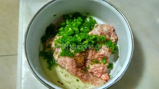 青椒和肉末放在一起，加油。