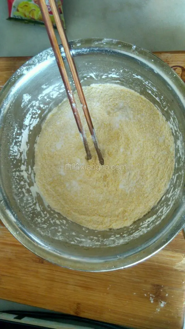 玉米面和白面放在一起，加适量泡打粉和酵母粉。