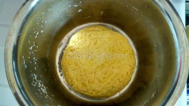 用温水和成面团。