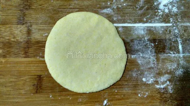 把剂子用手压成饼