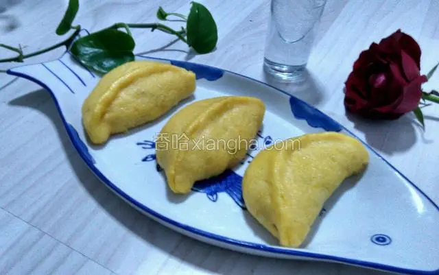 蒸好的玉米面饺子
