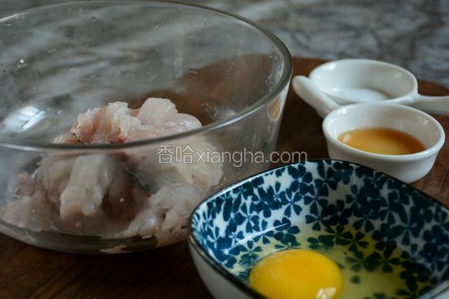 用料酒、盐和少许蛋清把鱼肉腌制几分钟。