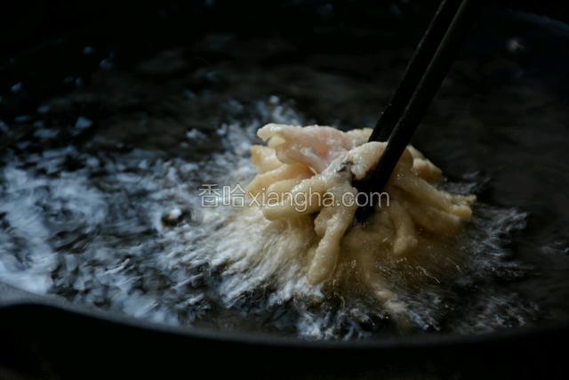 大火烧多一些油。鱼花卷成桶状，用筷子夹住。油烧至8成热时放入鱼花，用筷子夹牢在油里上下抖动至定形，松开筷子翻身。炸至定形捞出。用时再复炸一次。