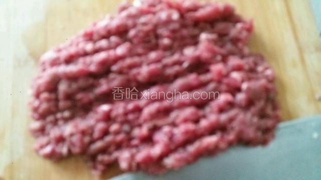 将牛肉和一小块姜一起剁成肉馅装碗备用