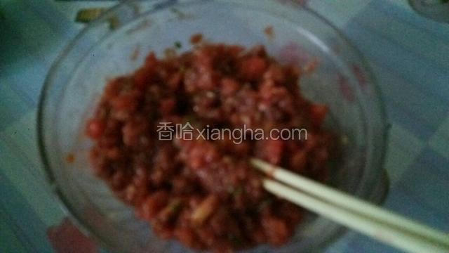 蒋剁好的牛肉加入玉米油酱油十三香胡椒粉食用盐搅拌均匀