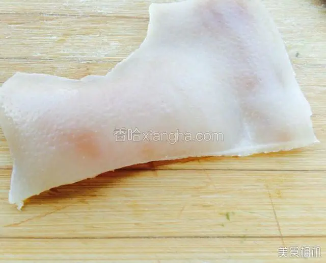 捞出晾凉，用刀刮去里面的白色油脂，弄干净，因为买的都是干净的大块的，没有毛，只要弄干净油脂就可以了