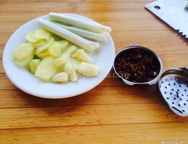 准备好葱姜八角花椒，料酒