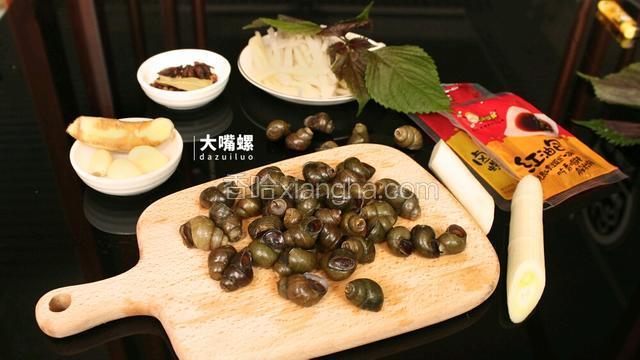 准备食材，螺蛳可以让菜市师傅剪掉螺尾，回来后反复清洗，直到没有浮沉为止（如果自己买回来没有处理过的螺蛳需要先静养螺蛳在清水中，1天后，在清水中滴上两滴麻油，螺蛳很快就会吐出泥沙）