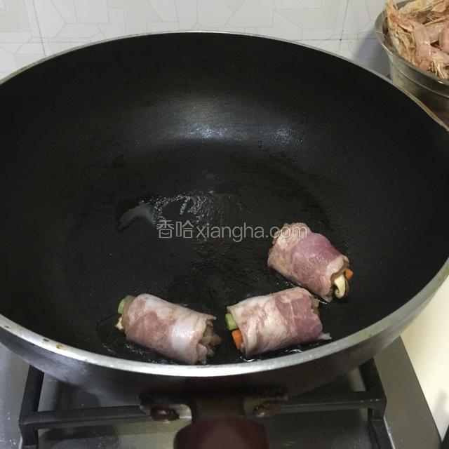 锅中倒入适量橄榄油，放入鸡肉卷，小火慢慢煎至表面金黄色即可，搭配一点黄芥酱，享用吧