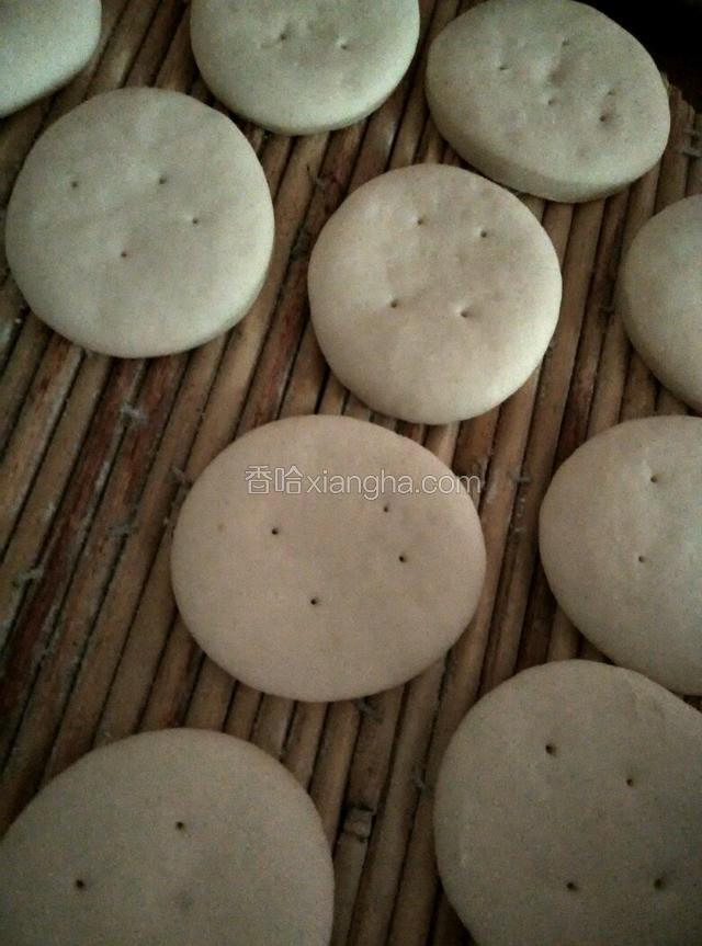 把所有的面做好，用牙签在饼上插四小空，醒发一个小时