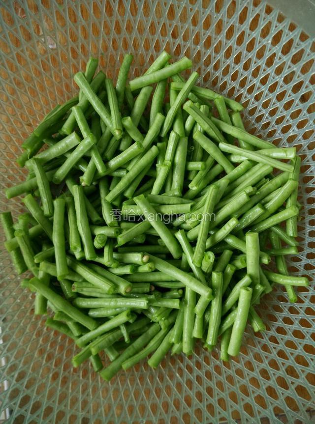 洗干净的豆角，摘成大约5厘米的长度