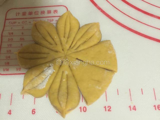 另一花型，包法一样，包好后切8瓣，再用刀在每瓣上划两刀