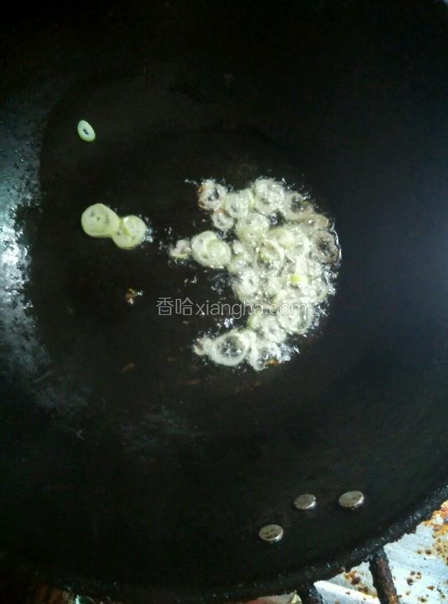 做锅热油放葱花煸香