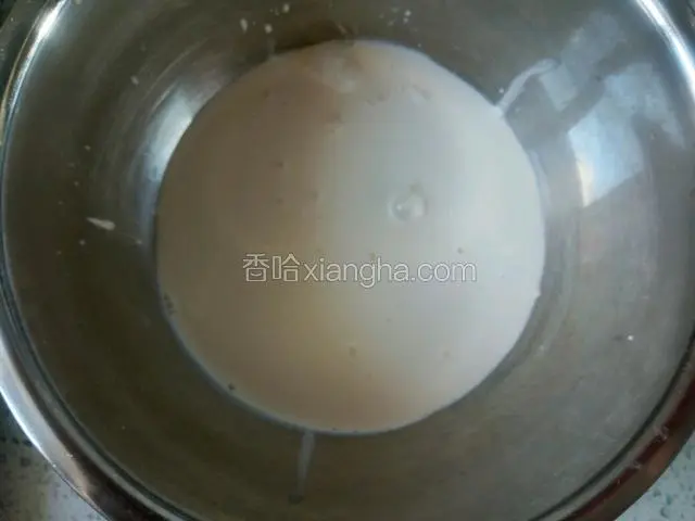 淡奶油和牛奶一起搅拌。