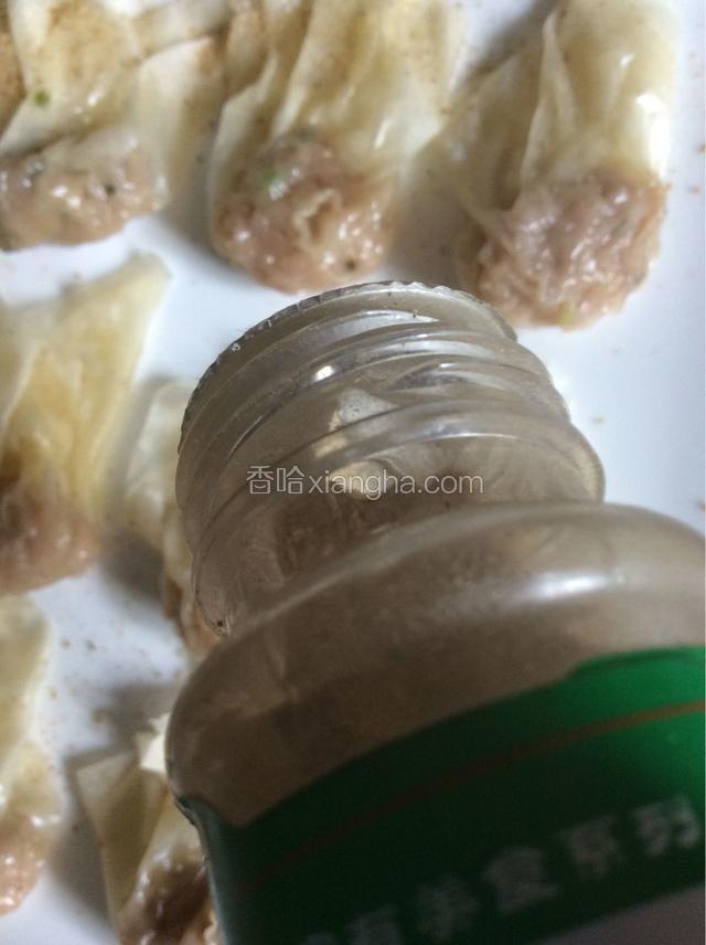 煮熟的馄饨撒入适量的孜然粉。