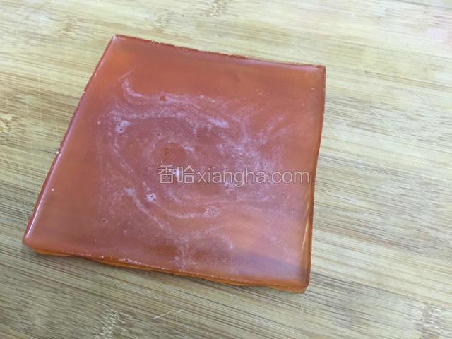 到模具里面冷藏凝固