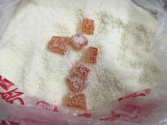 放在椰丝里面沾上一层即可