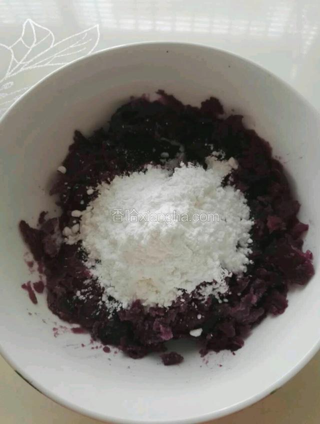 蒸熟之后，先把紫薯去皮然后压成泥，接着加入适量糖粉、木薯粉一起拌匀，建议木薯粉分次加入，捏到软硬适中的程度。