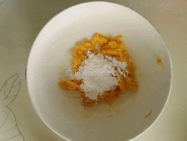 接下来是红薯，把它分成三份大小不同的分量，第一份先加入适量糖粉、以及分次加入木薯粉拌匀。