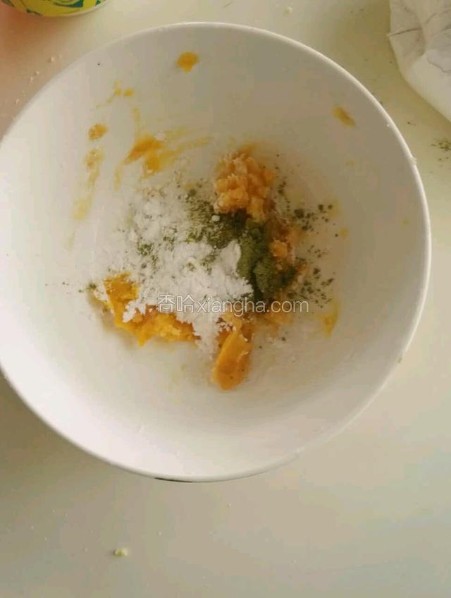 接着第二份加入适量抹茶粉、糖粉、木薯粉拌匀。