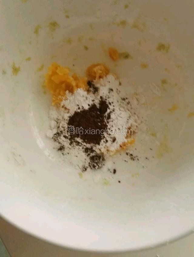 最后一个是可可粉，同样加入适量糖粉、木薯粉、可可粉拌匀。