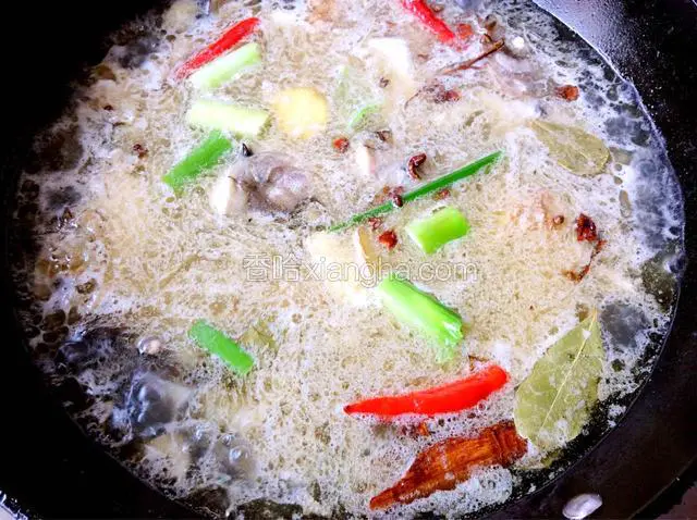 锅中加1碗水，放入调料，加白糖、料酒、盐