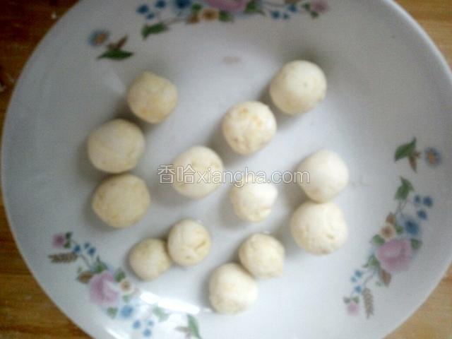 把面团取出小块揉成小圆球