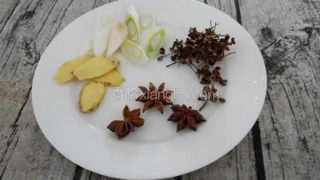 葱段姜片，大茴花椒备好