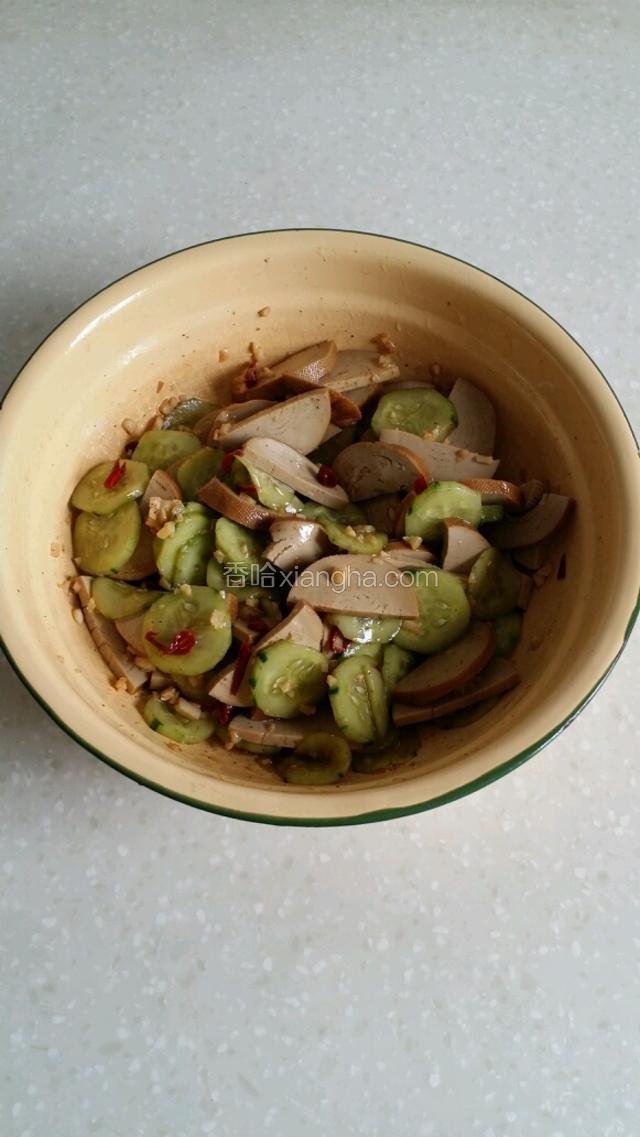 加盐，味极鲜酱油，香醋拌匀