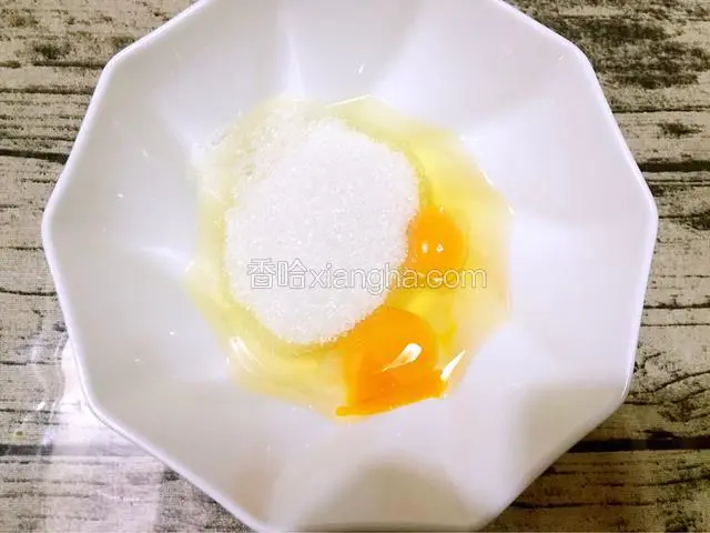把鸡蛋打入大碗中，加入白糖搅拌均匀
