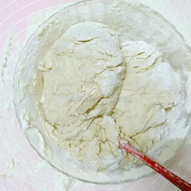 过筛面粉搅拌成面团