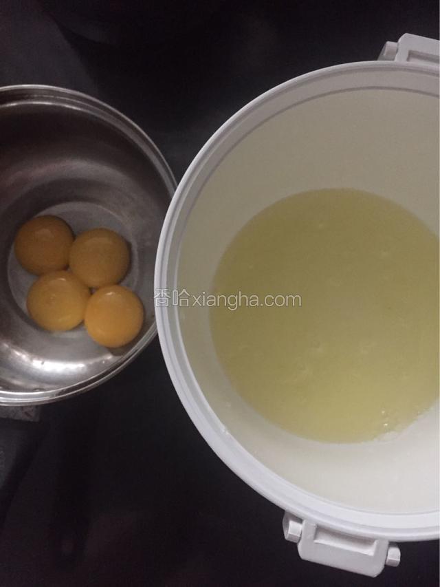 找两个干净的盆子，要求无水无油，蛋黄蛋清分离