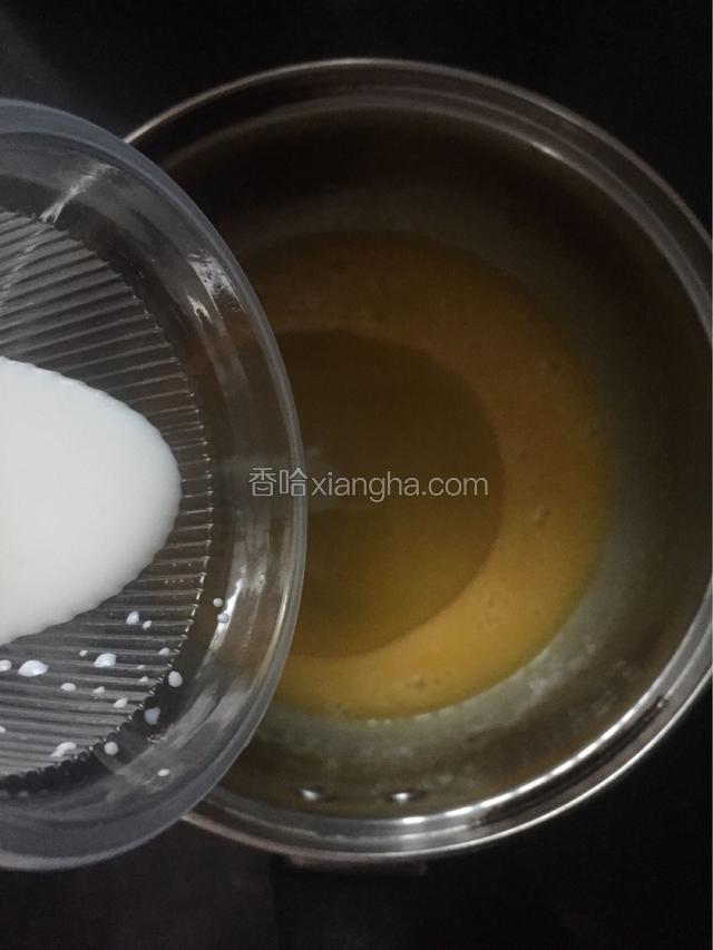 蛋黄盆里加入玉米油、牛奶用打蛋器搅打均匀