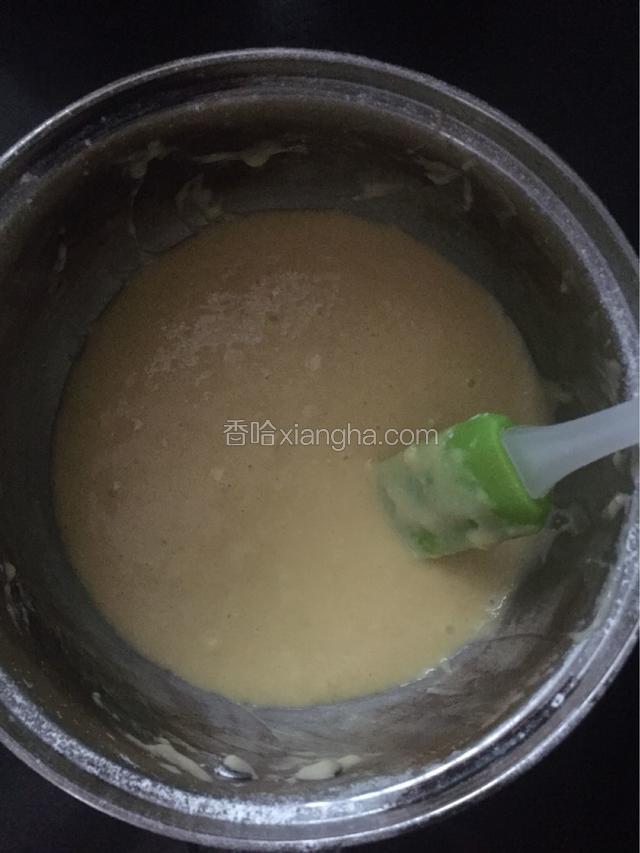 用橡皮刮刀翻拌均匀，拌成没有颗粒的均匀面粉糊