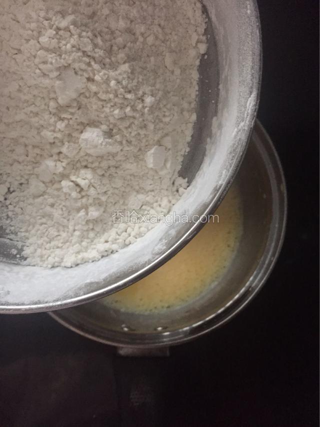 低筋粉泡打粉混合后过筛，加入蛋黄盆里
