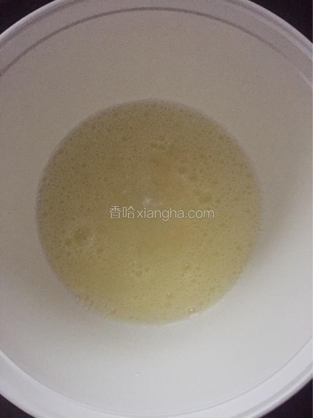 分三次加入白糖用电动打蛋器搅打