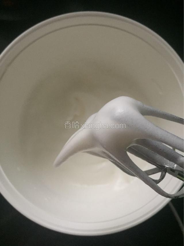 打至提起打蛋器，蛋白能拉出一个直立的小尖角，且不会往下掉，就不要继续搅打了