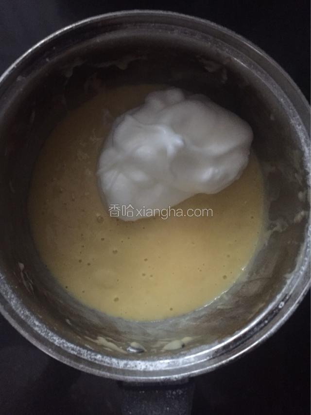 用橡皮刮刀取三分之一蛋白到蛋黄糊中，轻轻翻拌，就像炒菜一样，不要打圈圈搅拌，否则容易消泡