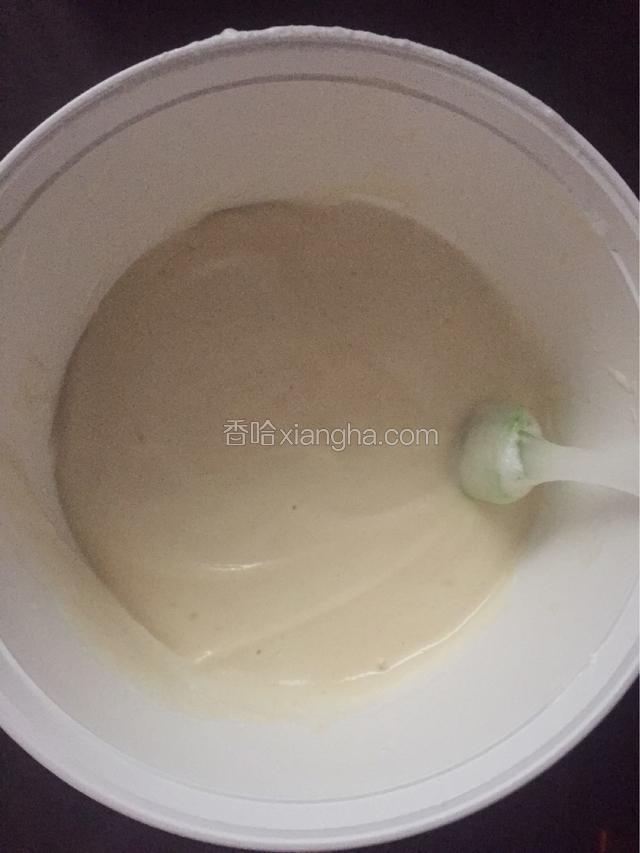 翻拌好的面糊有微微的光泽度，且没有蛋白，整体均匀