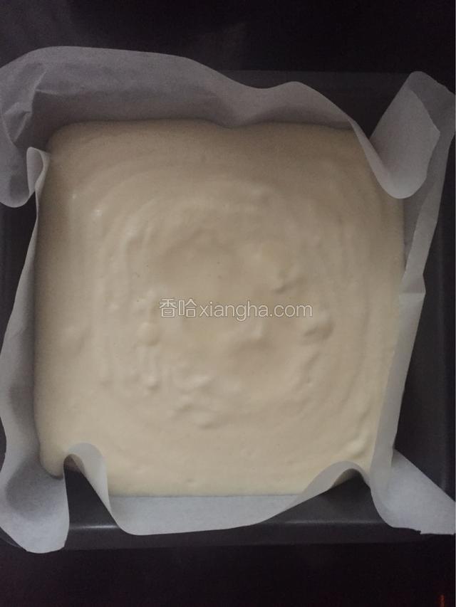 模具垫油纸，倒入面粉糊，轻震几下，震去里面的大气泡