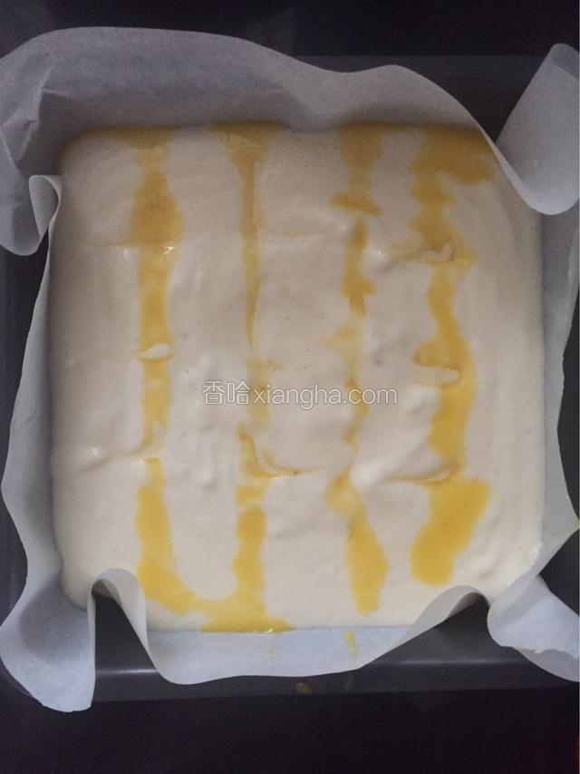 蛋黄打散装入裱花袋中，划线条