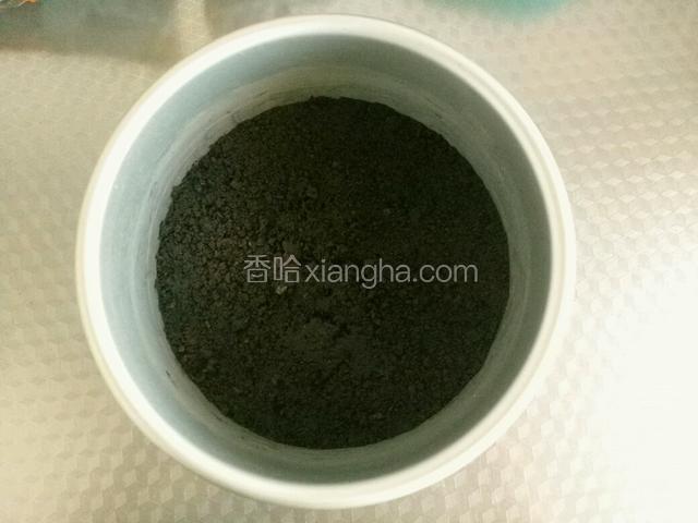 搅拌均匀的饼干碎倒入蛋糕模具里面（我的是6把寸模具）用勺子按压紧，放冰箱保鲜里面半小时。（不是冷冻哦！）