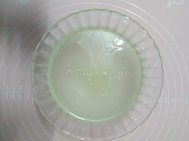 先做水油皮:把猪油倒入盆中:加入水,白糖搅拌均匀