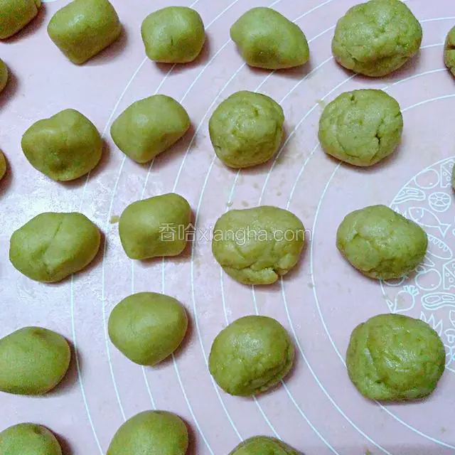 把两种面皮分割成同等份量的小面团