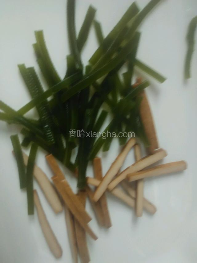 豆芽洗净去皮，豆腐干海带切段