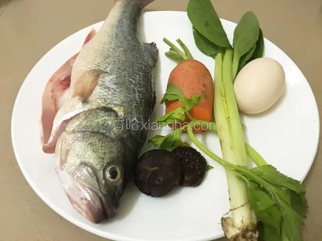 鲈鱼去鳞去内脏洗净，香菇提前泡发。准备好待用。