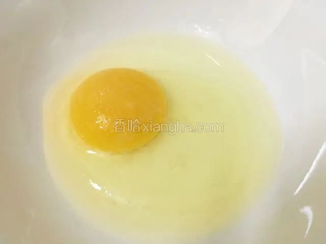 鸡蛋加入适量的盐，打散成蛋液。