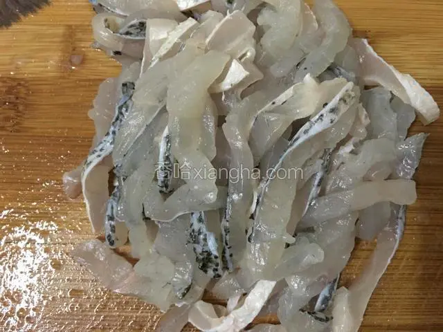 将切下来的鱼肉切成6毫米左右粗细的长条，放入碗中。