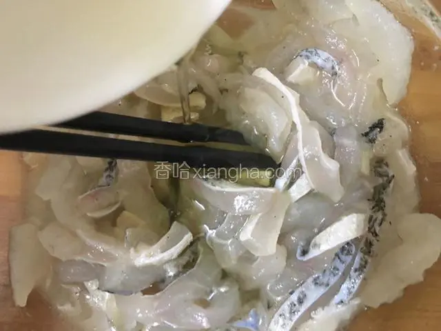 搅拌均匀好后再加入腌料中的蛋清，继续搅拌。